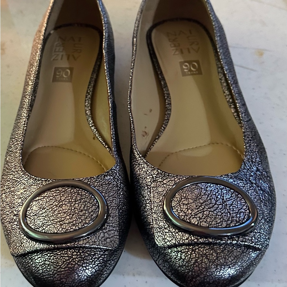 Naturalizer Women's Crackle Silver Flats